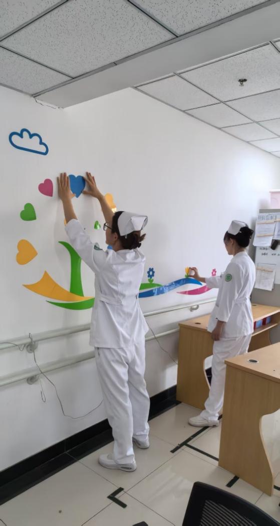 图片包含 室内, 桌子, 冰箱, 女人
AI 生成的内容可能不正确。